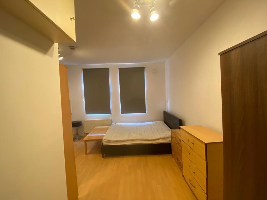 Golders Way Rooms London Exterior photo